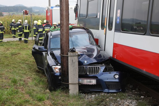 Auto auf Bahnübergang in Waizenkirchen von Regionalzug erfasst