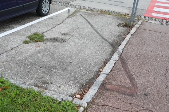 Parkendes Auto in Marchtrenk mit voller Wucht gerammt und danach geflchtet