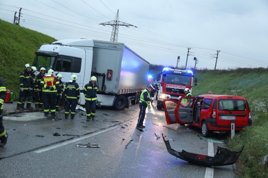 Tdlicher Verkehrsunfall zwischen LKW und PKW auf der Kristeiner Strae in Enns