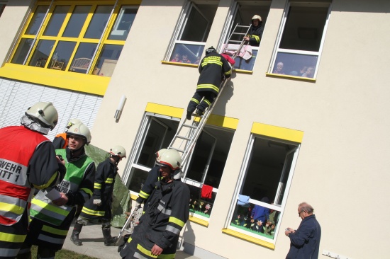 Feuerwehr und Rotes Kreuz übten im Kindergarten Offenhausen
