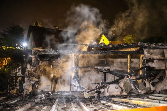 Drei Feuerwehren bei Brand einer Gartenhtte in Pasching im Einsatz