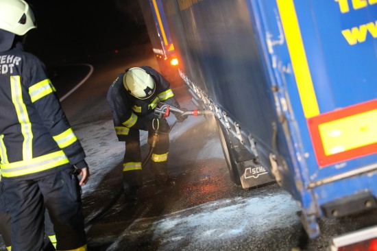 Überhitzte Achse eines LKW-Anhängers auf der Innkreisautobahn in Steinhaus abgekühlt