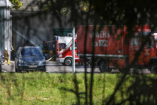 Feuerwehr bei Brand in einem Gewerbebetrieb in Aschach an der Donau im Einsatz