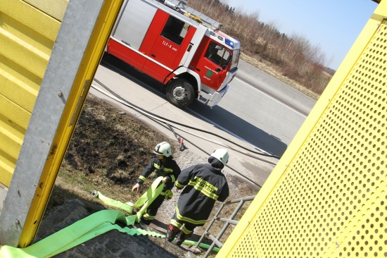 Flurbrand entlang der Westautobahn durch Reifenplatzer