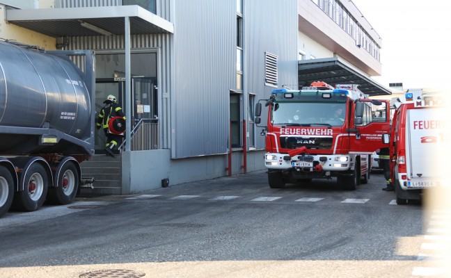 Einsatz der Feuerwehr bei Produktionsbetrieb in Wels-Vogelweide