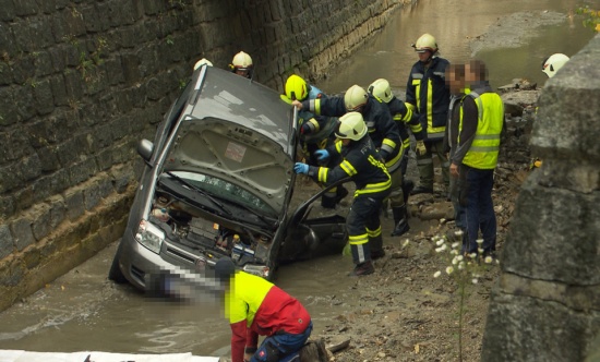 Auto samt Lenker stürzte in Garsten in den Dambach