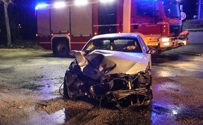 Auto kracht bei Verkehrsunfall in Wels-Lichtenegg gegen Baum