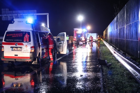 Verkehrsunfall mit Kleintransporter auf der Welser Autobahn bei Weißkirchen an der Traun