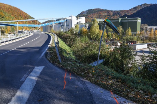 Beifahrer (75) nach schwerem Unfall in Klaus an der Pyhrnbahn aus Unfallwrack gerettet