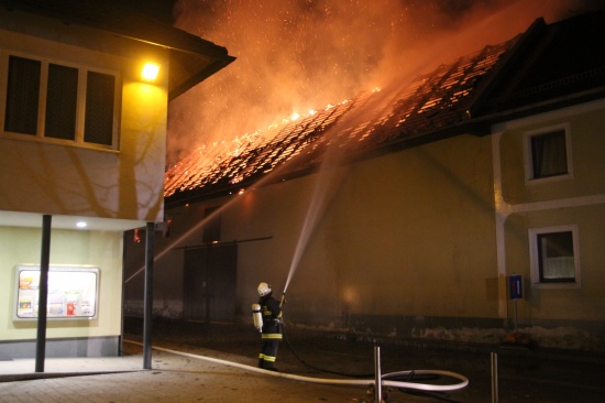 Großbrand auf Bauernhof im Krenglbacher Ortszentrum