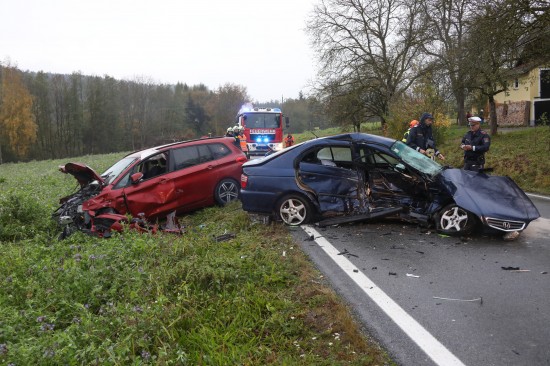 Schwerer Verkehrsunfall auf der Gallspacher Straße in Gaspoltshofen fordert zwei Verletzte