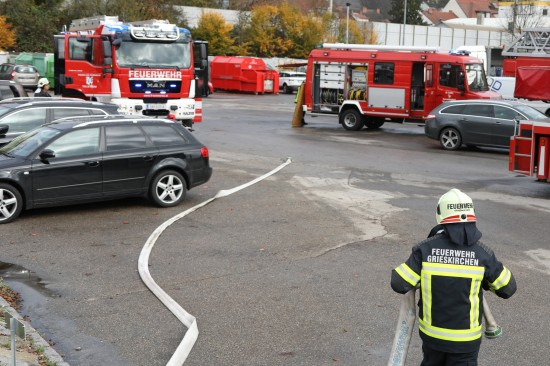Vier Feuerwehren und Cobra-Beamter bei Brand einer Gasflasche in Grieskirchen im Einsatz