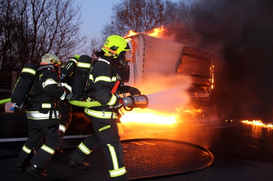 Feuerwehr löscht brennenden Klein-LKW auf der Welser Autobahn