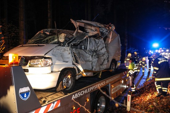 Schwerer Verkehrsunfall auf der Schiefer Straße in Grünburg