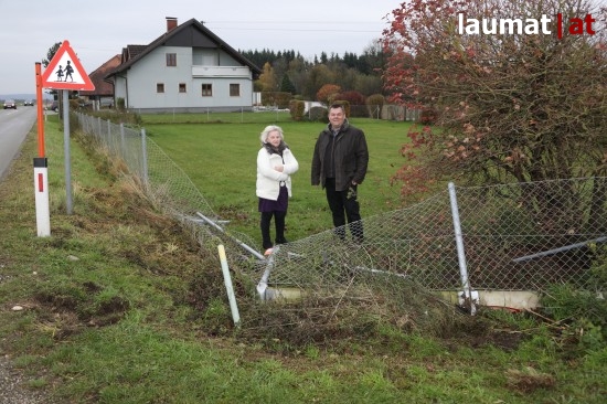 Bereits zum dritten Mal landete ein Auto nach einem Unfall auf dem Grundst�ck von Elfrieda Oberbauer (71) und Dietmar Oberbauer (47).