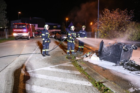 Jugendliche steckten Papiercontainer in Wels-Pernau in Brand