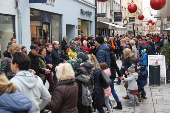 Faschingsbeginn mit gemeinsamer Quadrille in der Welser Innenstadt