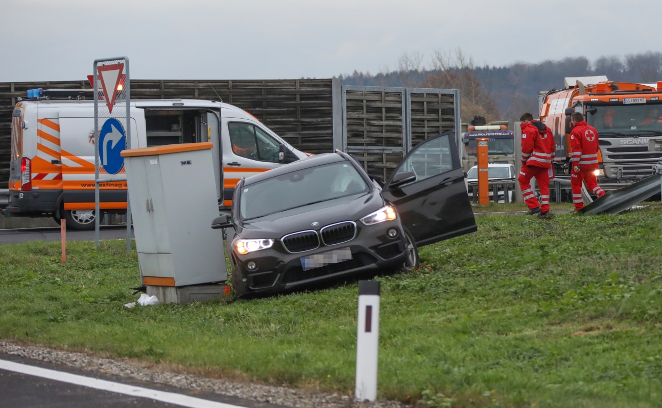  T dlicher  Verkehrsunfall zwischen LKW und PKW auf der 