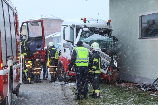 Schwerer Verkehrsunfall mit Milchtransporter in Eschenau im Hausruckkreis