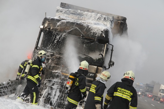 LKW brannte auf Westautobahn - Lenker lief im Schock davon