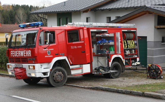 Feuerwehren nach Brand in einem Wohnhaus in Ottnang am Hausruck im Einsatz