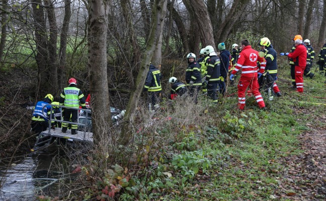 Autolenker nach Verkehrsunfall bei Hargelsberg im Bachbett in Unfallwrack eingeklemmt