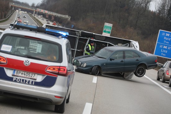 Lenker nach Unfall mit Wohnwagengespann auf Westautobahn bei St. Florian geflchtet
