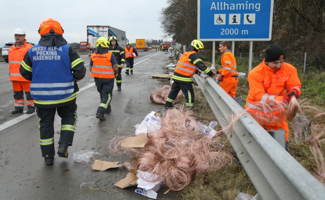 Stahlplatten und Schweidraht lagen nach LKW-Unfall auf der Westautobahn verstreut