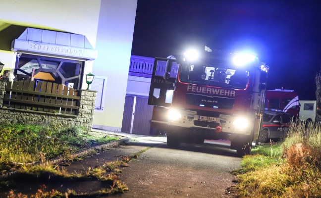 Nchtlicher Einsatz der Feuerwehr bei Brand einer Kipppfanne in einem Gasthof in Buchkirchen