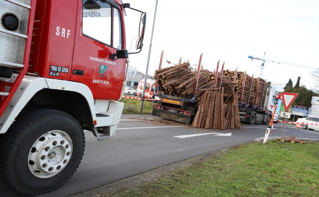 Holztransporter verlor auf Kremstalstrae in Ansfelden Teil der Ladung