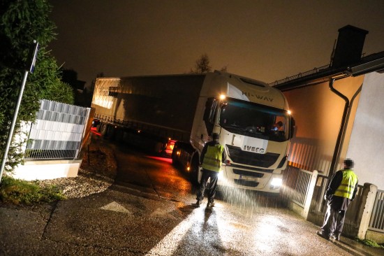 Sattelschlepper steckte in Marchtrenk in Wohnsiedlung fest