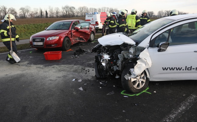 Vier Verletzte bei schwerem Verkehrsunfall in Enns