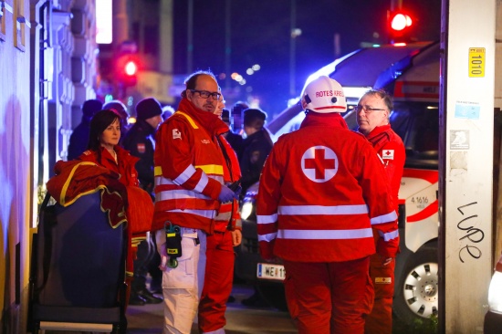 Brennender Kinderwagen lst Groeinsatz des Rettungsdienstes in Wels-Innenstadt aus