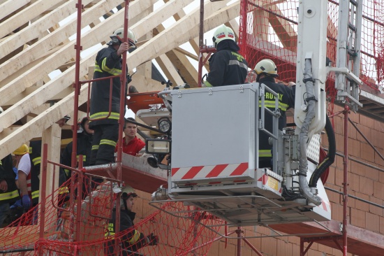 Feuerwehr und Rotes Kreuz retten abgestürzten Dachdecker