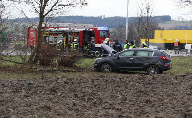 Auto nach Fahrt quer über Kreisverkehr in St. Georgen bei Grieskirchen überschlagen