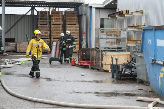 Feuerwehr bei brennender Gasflasche im Welser Industriegebiet im Einsatz