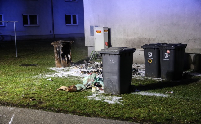 Mülltonnen in Wels-Pernau in Flammen aufgegangen