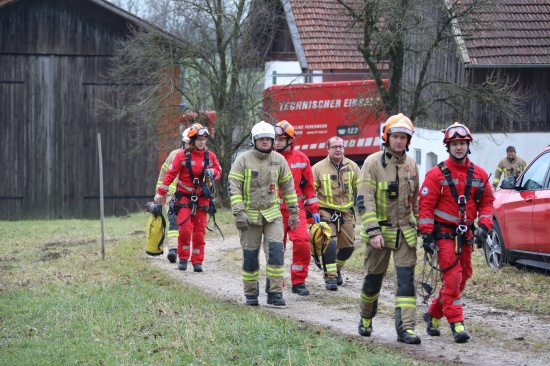 Höhenretter der Feuerwehr bei Personenrettung in Mehrnbach im Einsatz