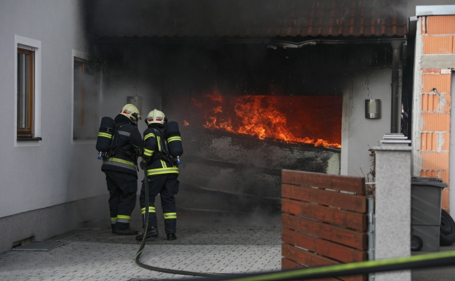 Vollbrand einer Garage in Wels sorgt fr Einsatz der Feuerwehr