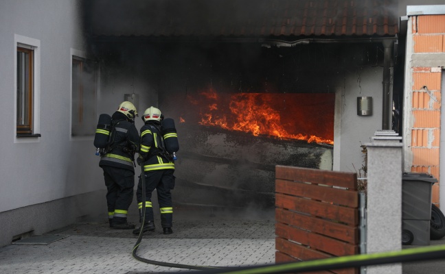 Vollbrand einer Garage in Wels sorgt für Einsatz der Feuerwehr