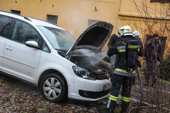 Nachlscharbeiten nach PKW-Brand in Thalheim bei Wels