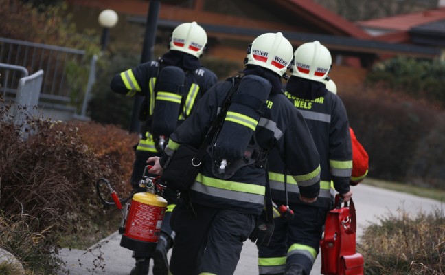 Brandverdacht in Mehrparteienwohnhaus in Wels-Pernau