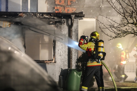 Nebengebäude und Fassade eines Hauses in Pasching in Brand