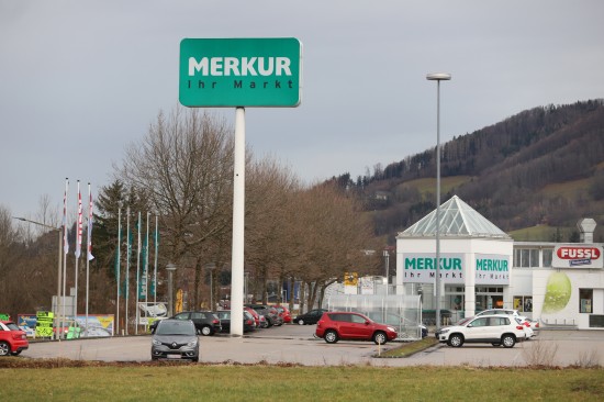 Feuerwehren sicherten lockere Teile einer Werbesäule in Micheldorf in Oberösterreich