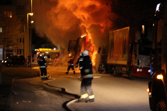Drei abgestellte LKW im Welser Stadtteil Vogelweide in Flammen
