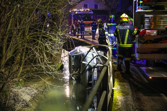 Auto bei Unfall in Schlatt in Bach gestürzt